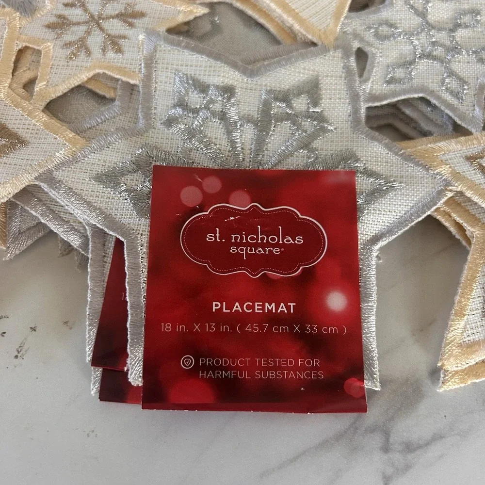Christmas Placemats Snowflake Stars Cutouts Lot of 8 Silver Gold Cream New! BxDD